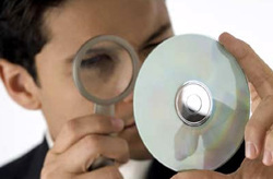 Причина не считывания CD/DVD дисков может заключаться в том, что их поверхность загрязнена